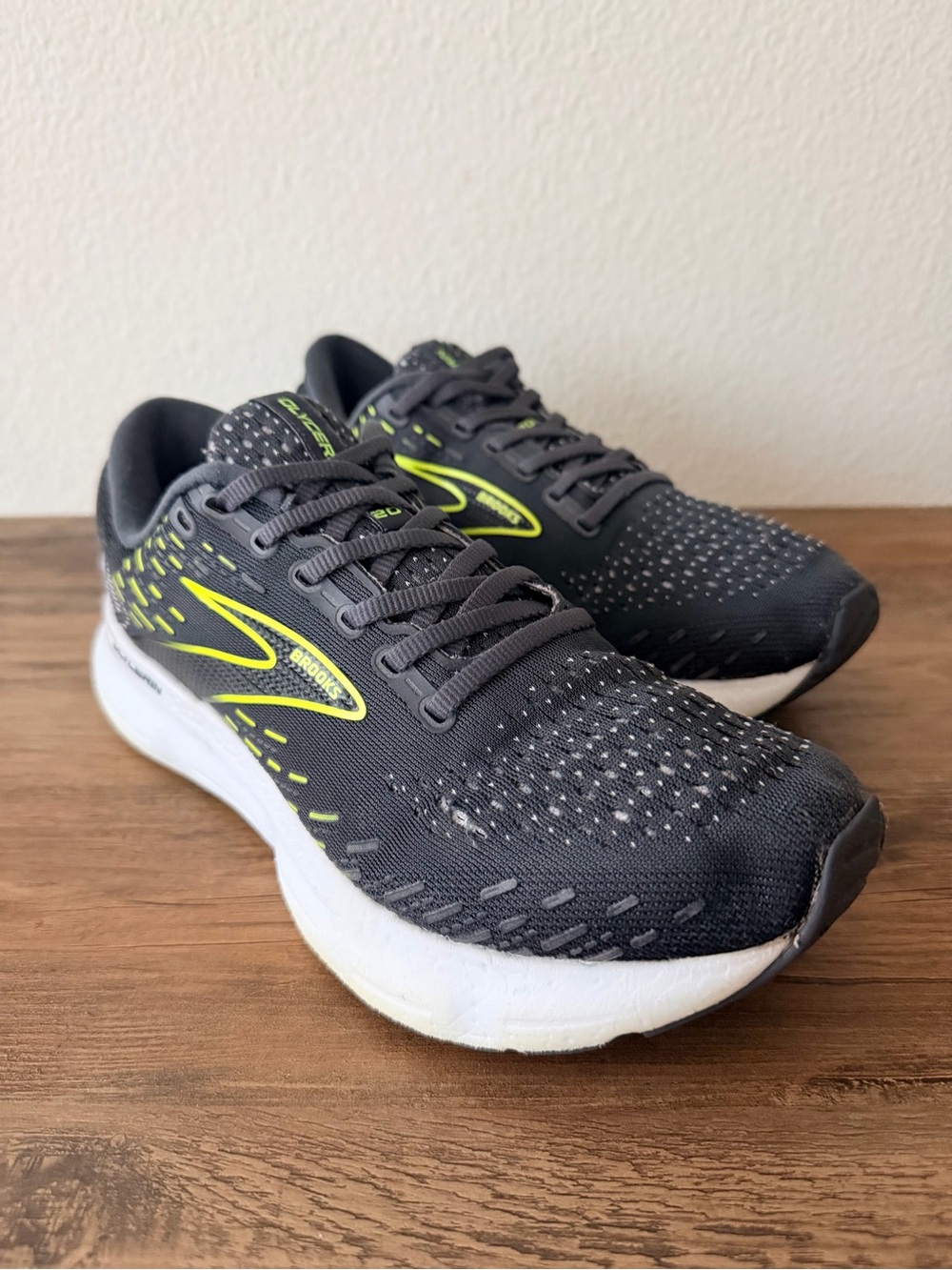 Brooks Women’s Glycerin 20 in Ebony/Nightlife/White (Size: 9-B) Great Condition